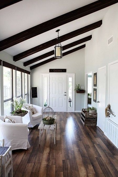 Interior con vigas de madera a la vista