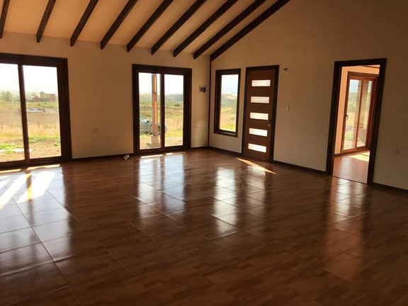Interior con vigas a la vista y volcanita